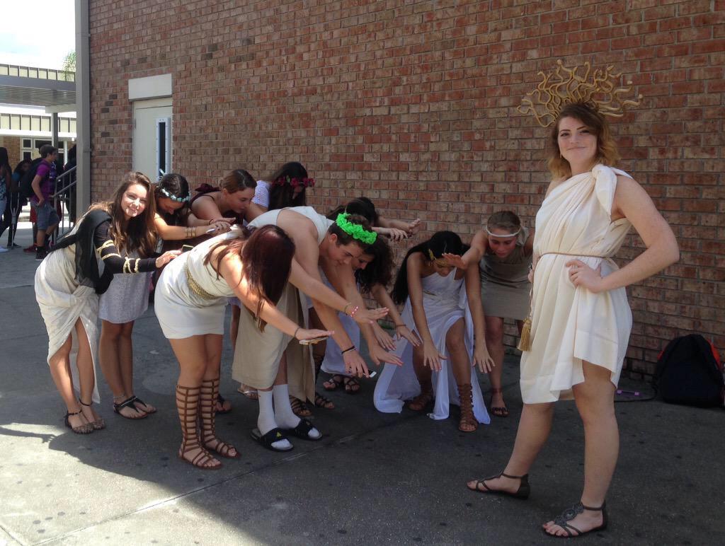 aye_itsDev's tweet photo. TOGA TOGA TOGA 🌿 #greekweek2015 http://t.co/Vr5m1AP90U