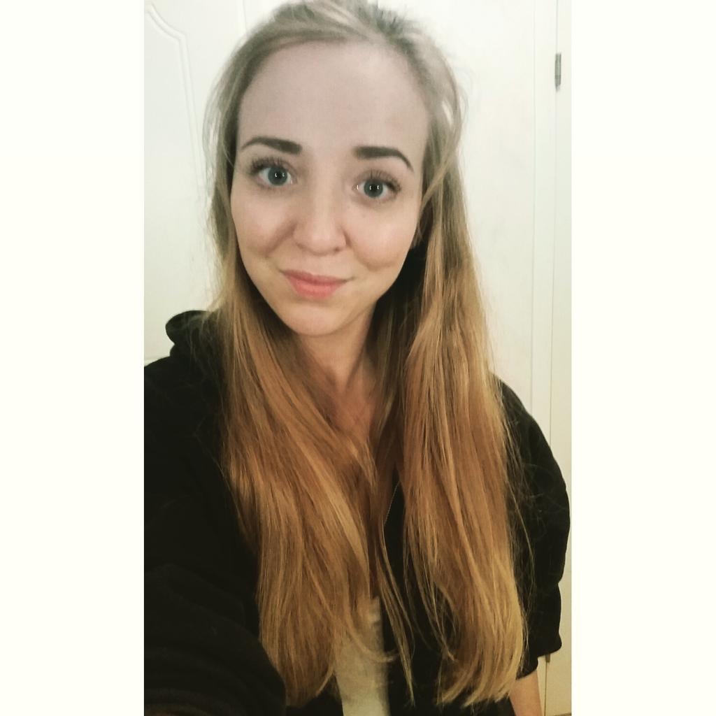 missmephobia's tweet photo. Just chillin' and listening to something I don't understand.. but its okay for a monday night 😊 ❤ http://t.co/2R54FOoIaB