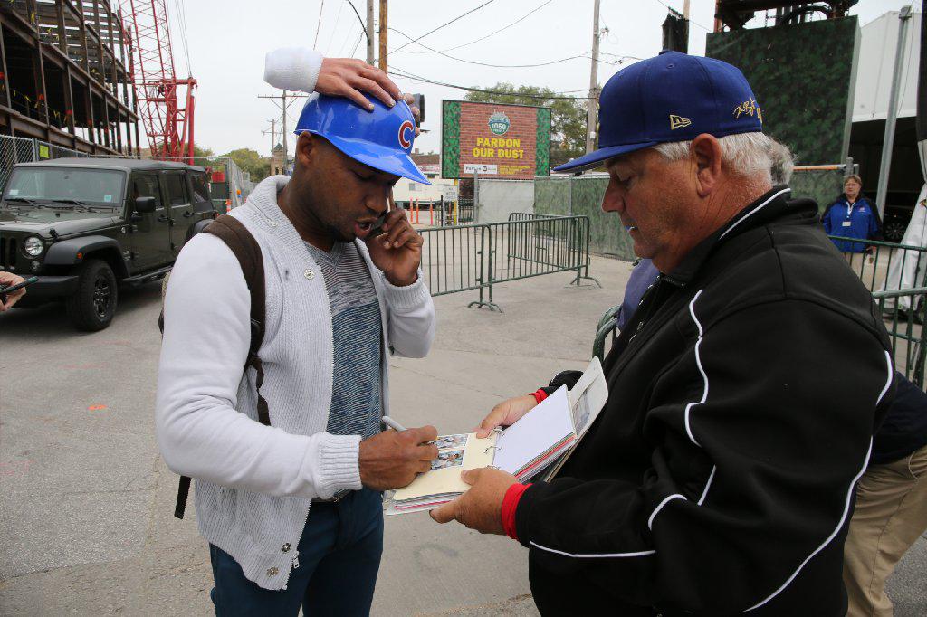 ChicagoSports's tweet photo. Photos: Cubs depart Wrigley Field, are on their way to Pittsburgh http://t.co/sWny0OFqoH http://t.co/vhlpIGLHMI