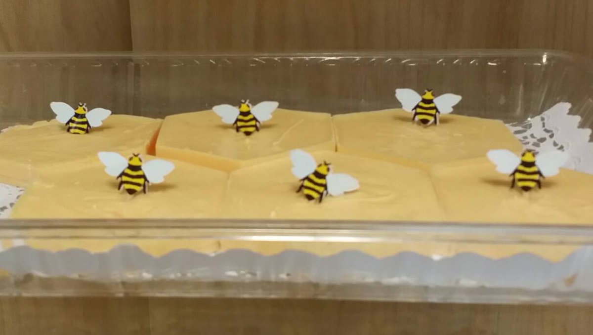 msbeespopcorn's tweet photo. Ms. Bee's vanilla flavored chocolate hives are the "bee's knees"! Delish! http://t.co/2bet1hU0za