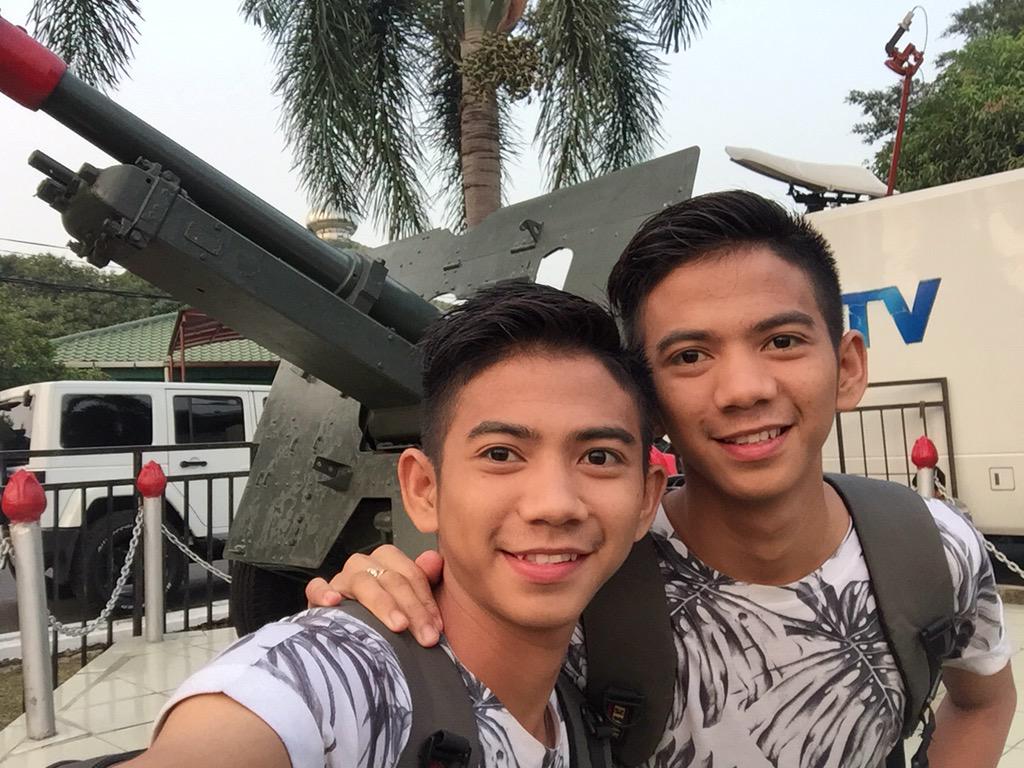 Yukk yukk kita stanby ya di dpn TV anda kArena Sbentar lagi INBOX SCTV akn Segera dimulai😊 #RizkiRidhoNginboxHutTNI