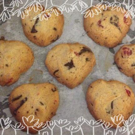 New in 'Eat At Home': A little something sweet, Dark Chocolate and Cherry Cookies. commonplace.arts.ac.uk/articles/eat-h…