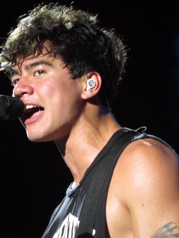 addyjayeplays's tweet image. FINAL ROWYSO #MTVFanWars5SOSFam #HERESTOROWYSOMEMORIES 
Cal &amp;lt;3