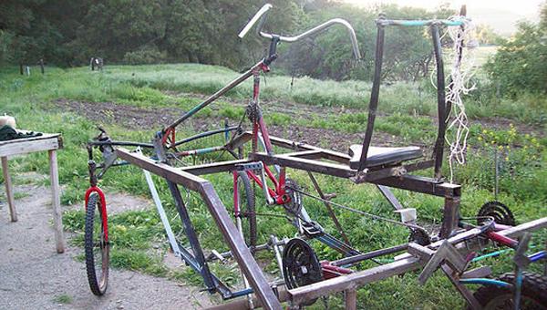 franceinter's tweet photo. Le vélo-tracteur : adapté aux petites surfaces, non polluant et à faible investissement ►http://t.co/pUgea6jkP7 http://t.co/eeLLywiRU8