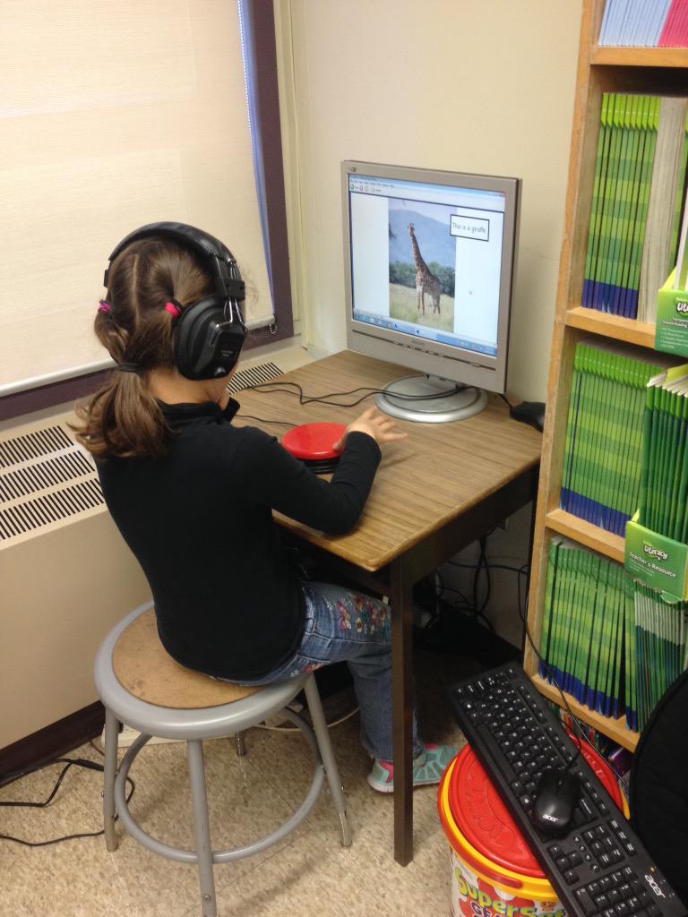 ERFtweets's tweet image. Using the computer all by myself! #switchtechnology #tech @CaledonEastPS