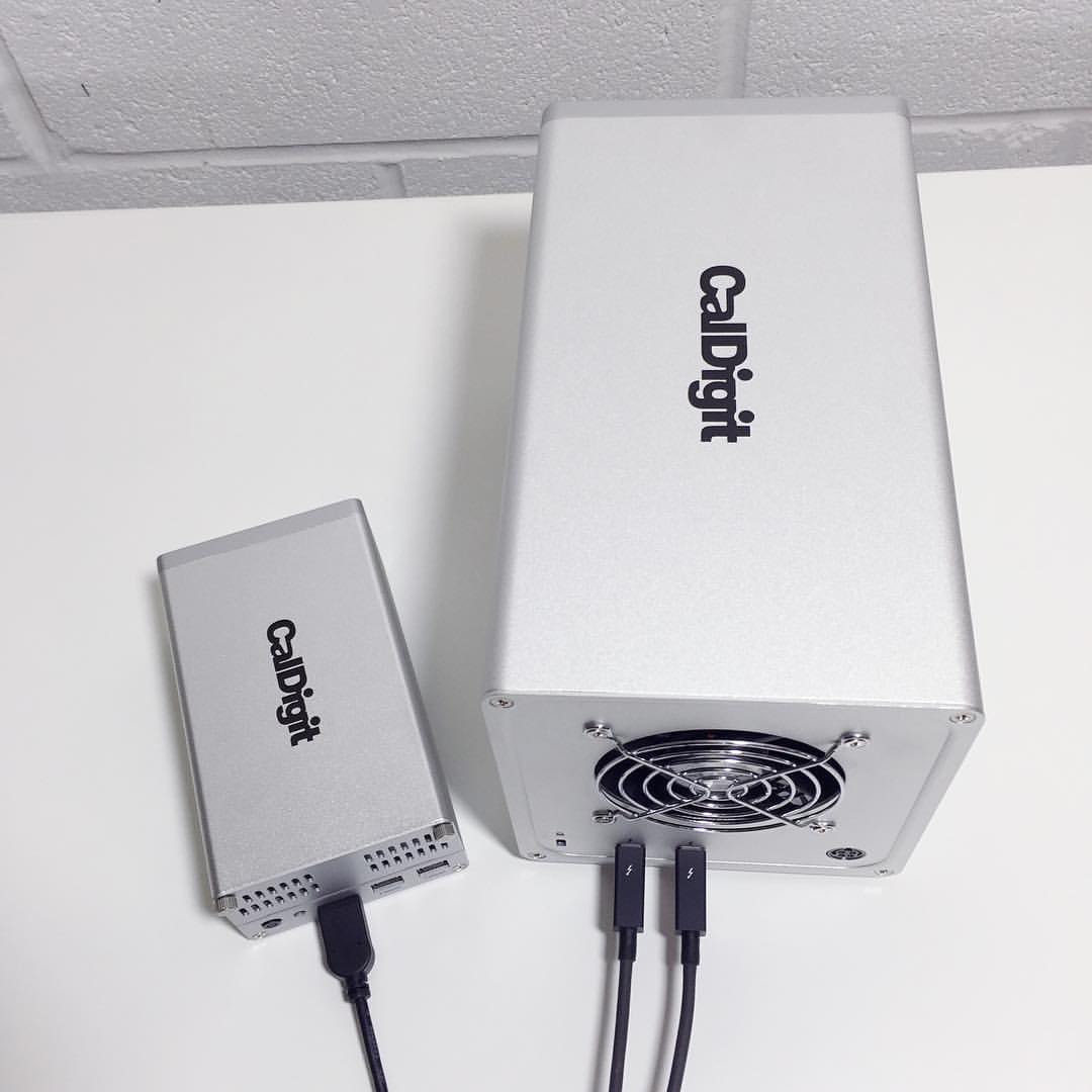 caldigit_japan's tweet photo. 現場ではVRmini2(写真左)のRAID 1でバックアップ、そしてスタジオに戻ってからはT4(写真右)のRAID 5でバックアップ!
#VRmini2 #T4RAID http://t.co/9xUg1nuxVc
