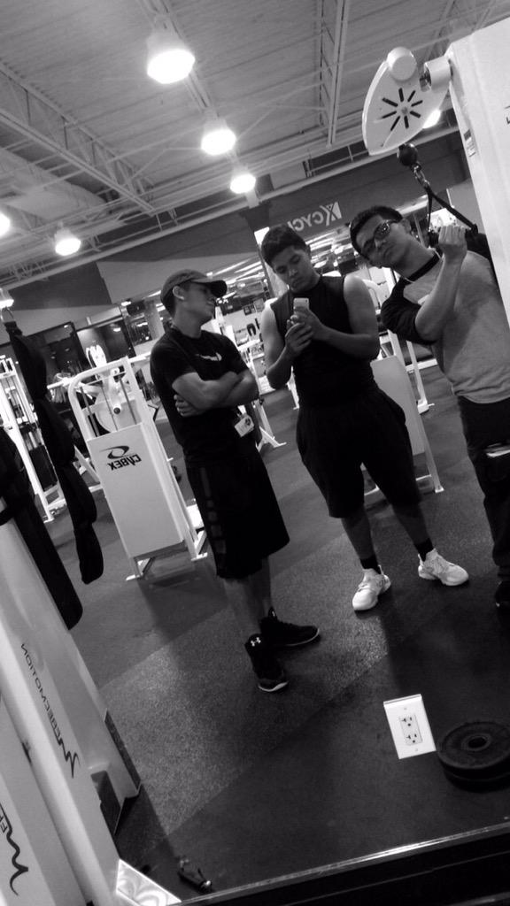 spacejammarv's tweet photo. Light work today ! #monday #gainz http://t.co/QiCbmfzksm