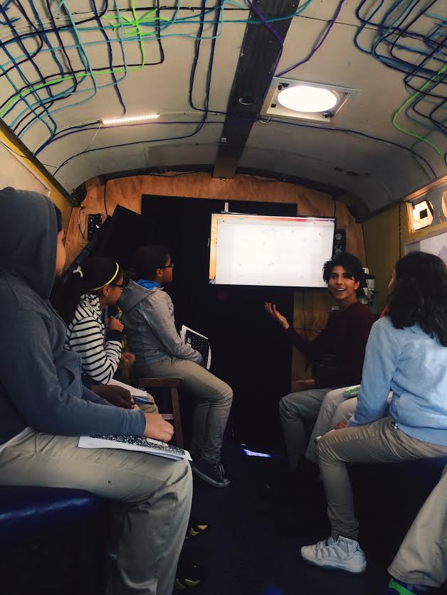 West Harlem students using microscopes to learn about cells on the BioBus today! @wright4harlem @ie_dickens @cbrangel