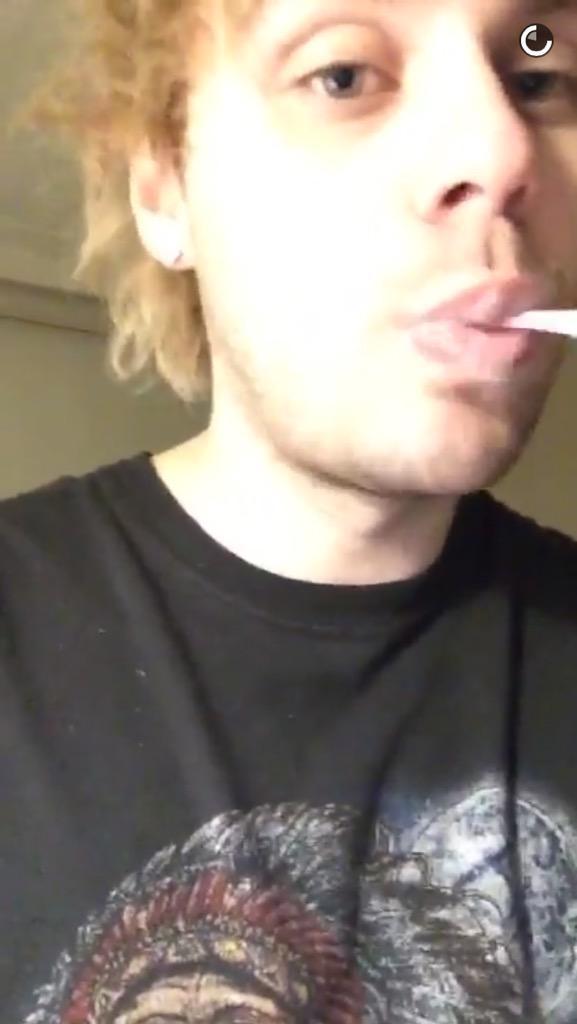 HIOrHeyRec0rdss's tweet image. [Photos] Michael Being Weird on the Group Snapchat [Wearefivesos]❕