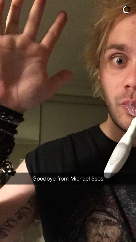 HIOrHeyRec0rdss's tweet image. [Photos] Michael Being Weird on the Group Snapchat [Wearefivesos]❕