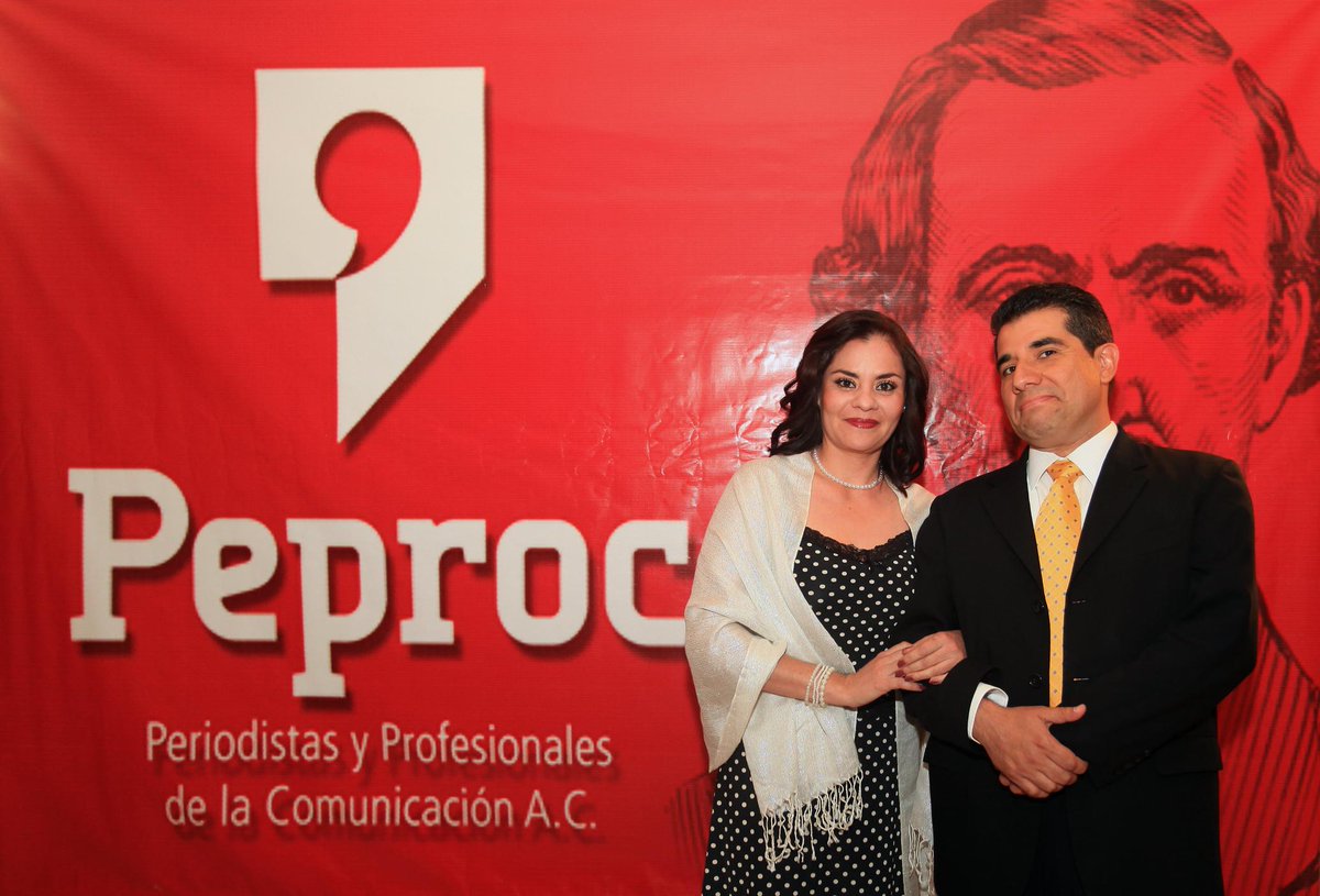 Peproc's tweet photo. Alfombra Roja Premio Estatal de Periodismo #Peproc 2014 #Durango #Periodismo http://t.co/kHpZ0bFieY