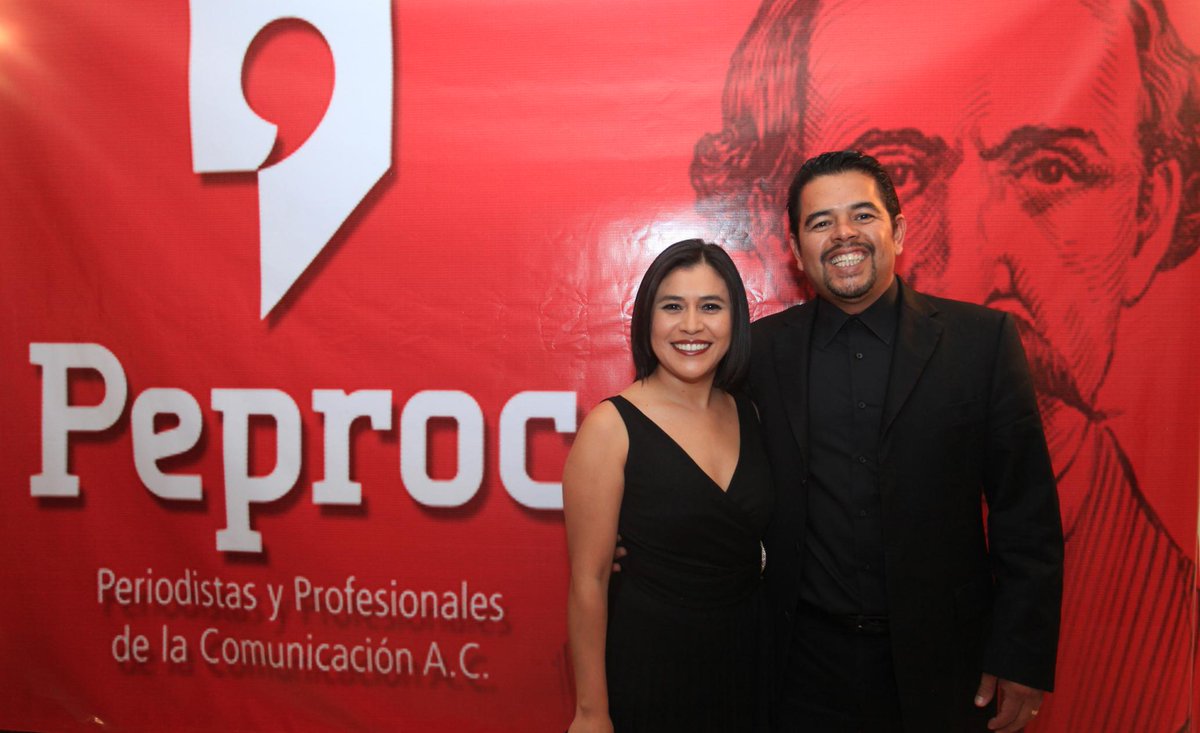 Peproc's tweet photo. Alfombra Roja Premio Estatal de Periodismo #Peproc 2014 #Durango #Periodismo http://t.co/4qdC13z2OG