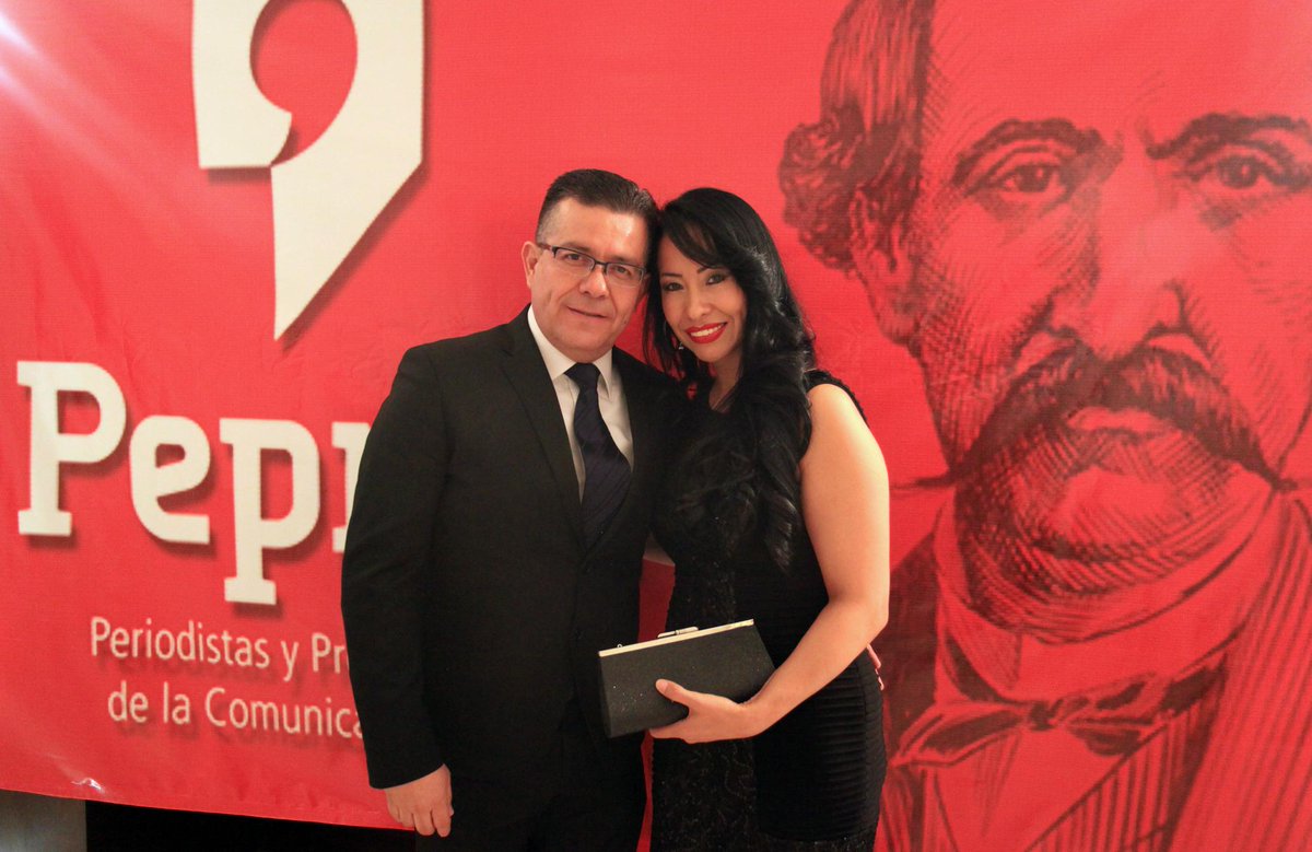 Peproc's tweet photo. Alfombra Roja Premio Estatal de Periodismo #Peproc 2014 #Durango #Periodismo http://t.co/4qdC13z2OG
