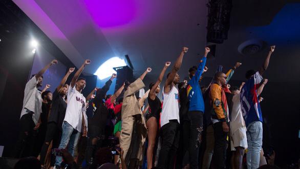 LoudGenius's tweet photo. Students pay tribute to #BlackLivesMatter during 2015 #HowardHomecoming fashion show. Photo's via #AlexGrimes http://t.co/JmY0JZSIG8