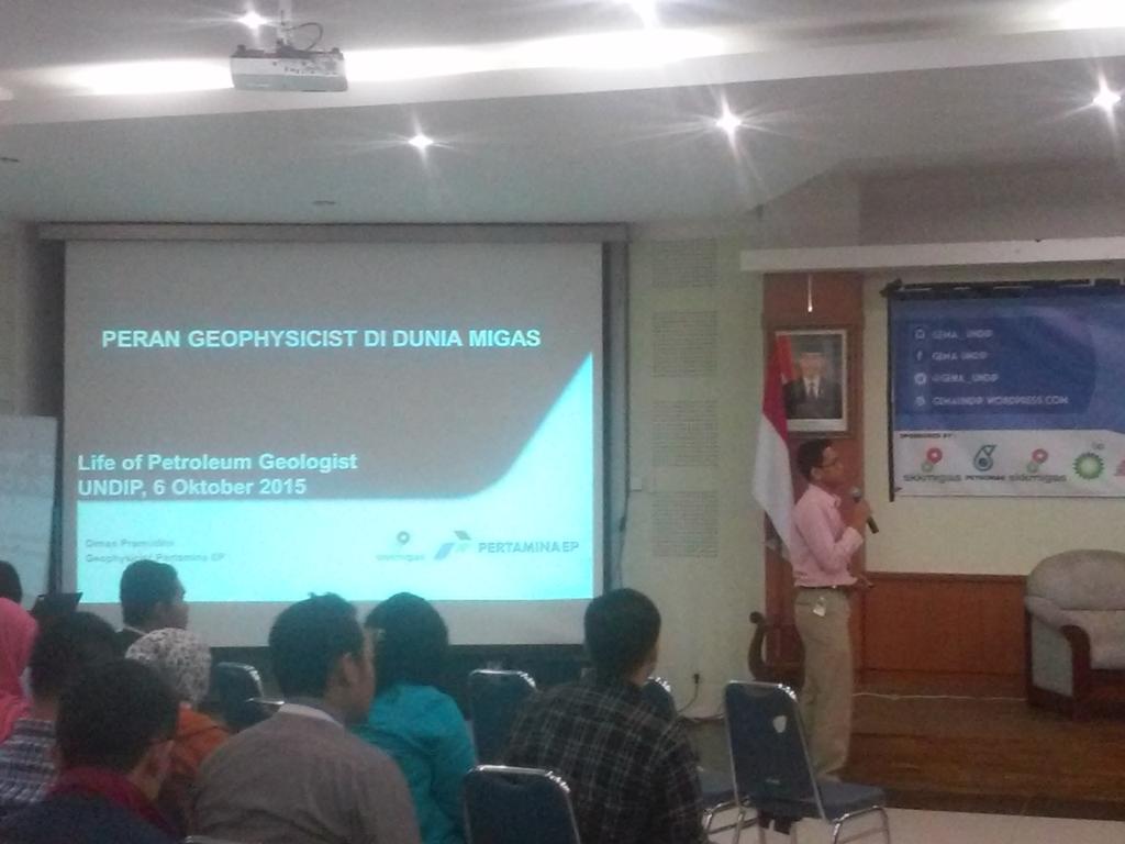 [LIVE REPORT] Presentasi kedua dari Bapak Dimas Pramudito tentang peran geophysicist di dunia migas  #Gema2015 #LPG