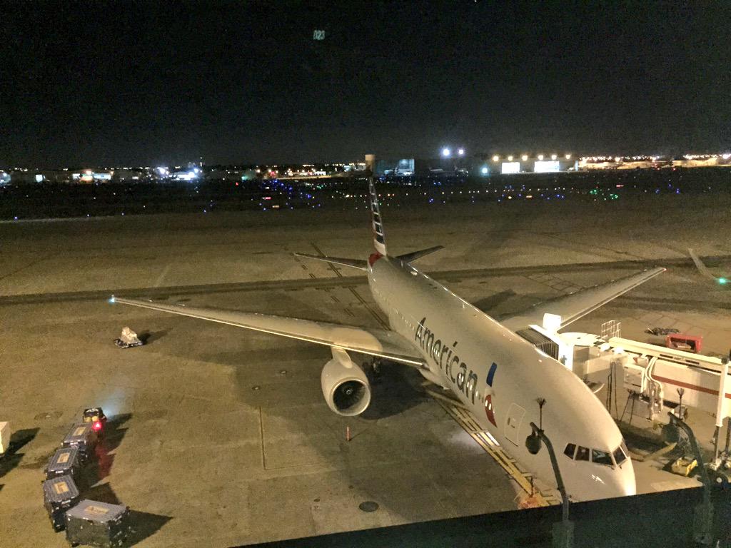 Floxie10's tweet photo. Mientras tanto en #MiamiAirport #AvGeek #airports #FloridaATB . Esperando el próximo #subloDance con @MrFilangie 🙏🏼 http://t.co/aoAE1821Bp