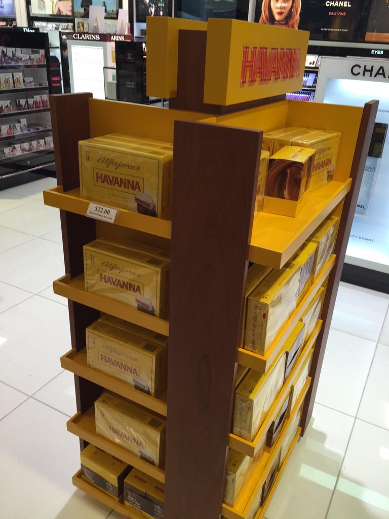 Floxie10's tweet photo. Mientras tanto en el #DutyFreeShop #meame no hay kínder Airbus pero hay una valijita de viaje. #floridaATb http://t.co/olhiCb6fY4