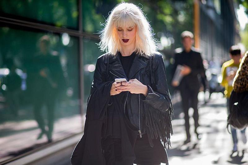 repeller's tweet photo. Romance is dead. Tinder killed it: http://t.co/KYxUIU75zB http://t.co/i0uBv0tGra