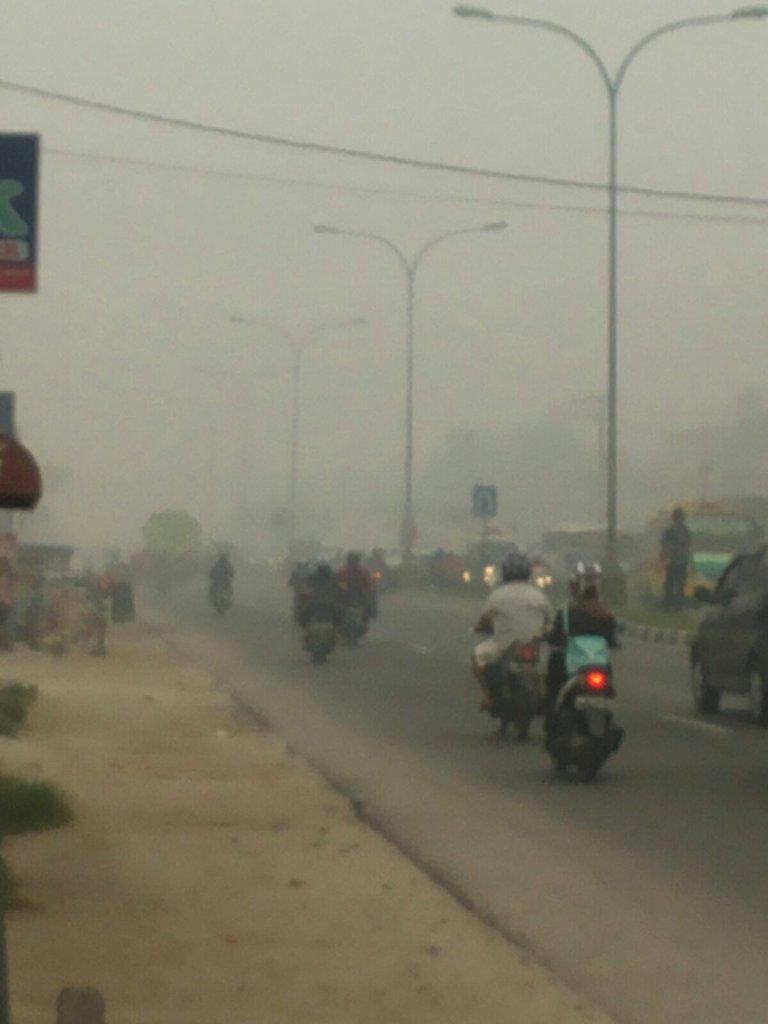 MRI_bdg's tweet photo. Kondisi pekan baru hari ini... mohon doa agar diturunkan hujan dan segera berlalu masa berasap. http://t.co/vw6CxViFB3