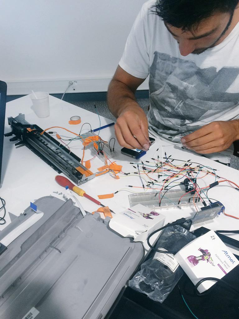 BCBCL_Isen's tweet photo. En plein développement du projet : pendant que certains câblent... @legui @isentoulon #GarageWeek #BCBCL http://t.co/MpkUR7Z0pZ