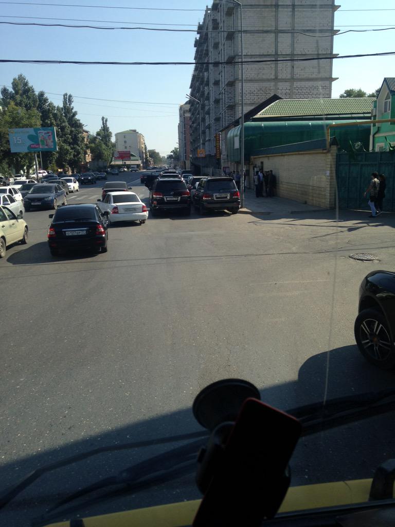 Самое малое что может сделать мусульманин это убрать препятствие с дороги,увы наши духовники не способны и на это