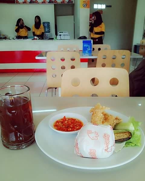 AyamPas's tweet photo. Mariiii rehat dulu sambil menikmati makan siang di Ayam Pas, "Pas Rasanya Pas Harganya" 👌👍 http://t.co/PuJSdITw92