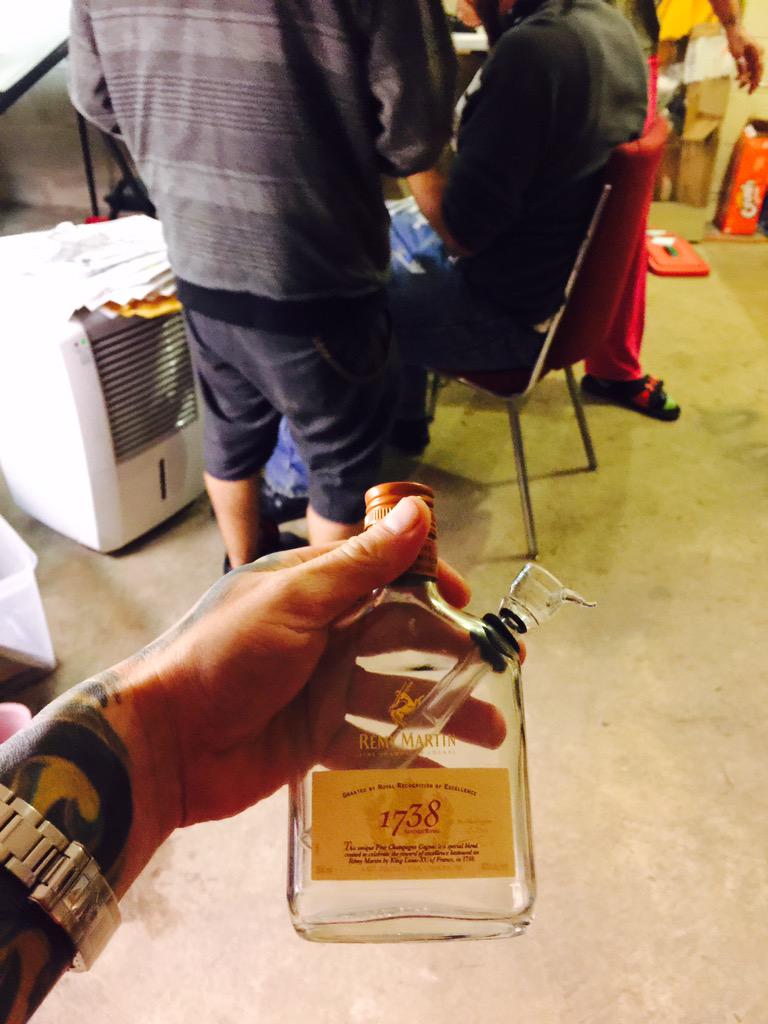 doctordabbs420's tweet photo. Hit me up for DEALS... I got all kinds of bottles and styles ✔️Instagram @doctordabbs #hightimes #loud #shatter #dab http://t.co/ZFB6w60yLt