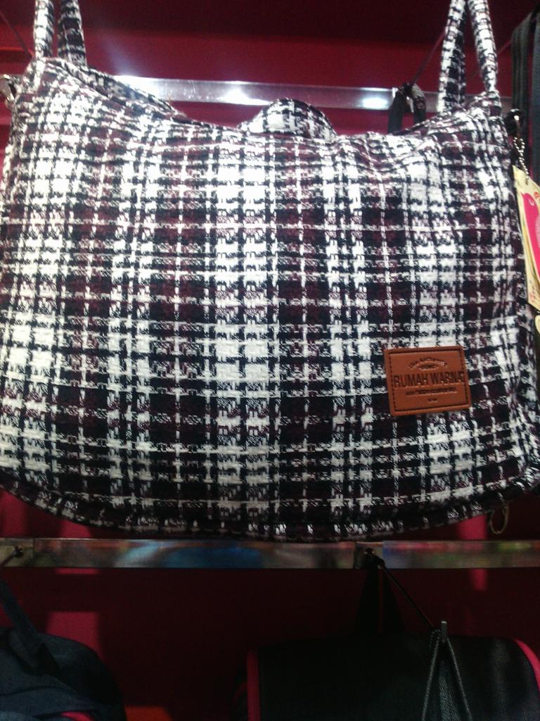 Hay RW lovers ada tas cntik  tas Queen hargax cmn Rp 220.000