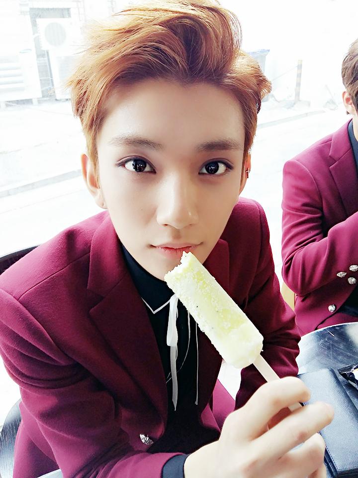 pledis_17's tweet photo. [17's 조슈아] 오늘은 조금 덥죠? http://t.co/4mKPWKZvgF