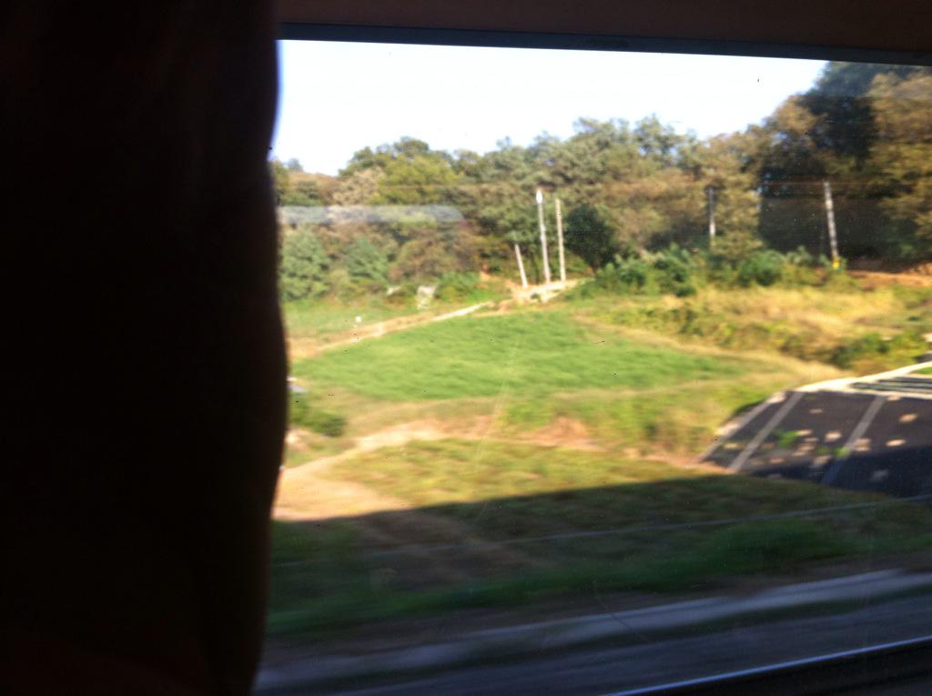 Jameschang1228's tweet photo. The countryside passes by as the train gently rattles. http://t.co/TWbiF2fzpT