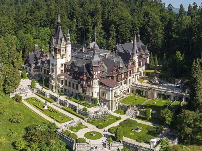TransylvaniaTU's tweet photo. Peleș Castle https://t.co/uVhkhOxAEA http://t.co/b3FMlbNlix