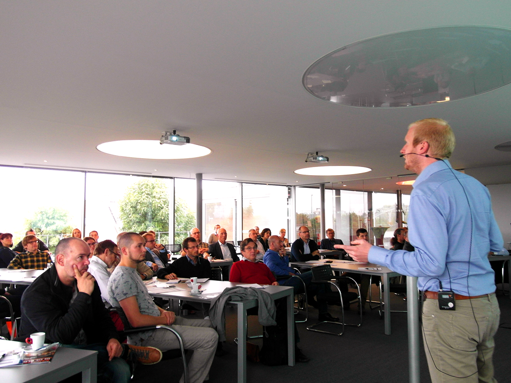 escbelgie's tweet photo. 51 geïnteresseerden hangen aan de lippen van collega @barend_vcn spreading knowledge #ModernBiz @loftgent http://t.co/ewSvIjJLzg