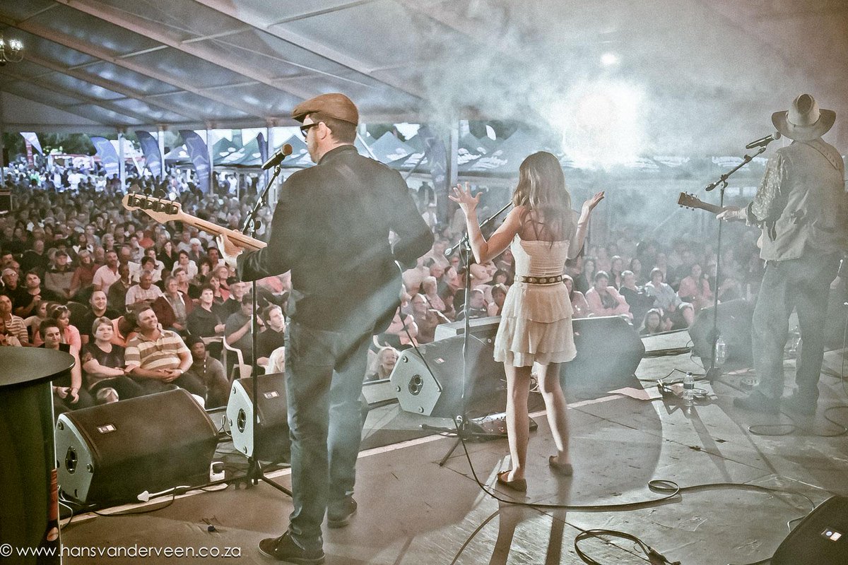 KKNKfees's tweet photo. Aansoeke om op die @KKNKfees Musiekverhoë op te tree, is van 2 Nov. beskikbaar. Hou dié blad dop vir meer inligting. http://t.co/FLcrNy5RNe