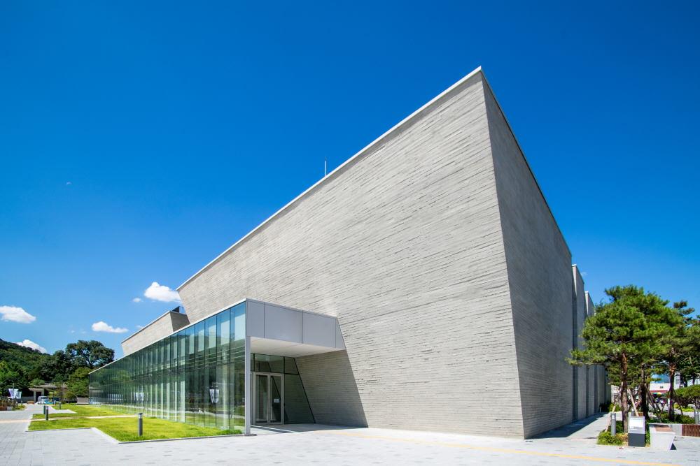 <<수원시립아이파크미술관 10월 8일 개관>>
동물원 옆 미술관 NO~~~ 
수원은 #화성행궁 옆 미술관 !!
개관 기념전 <수원 지금 우리들 NOW US┃SU WON> 
데이트코스 강추♥