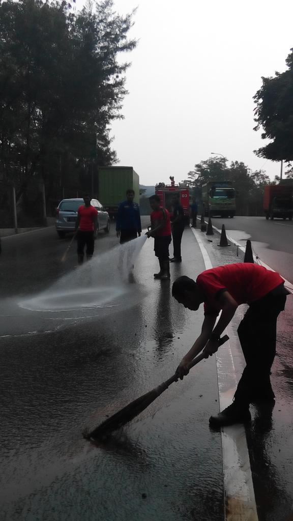 Pembersihan tanah merah di depan pintu tol ciganea, 06-10-2015