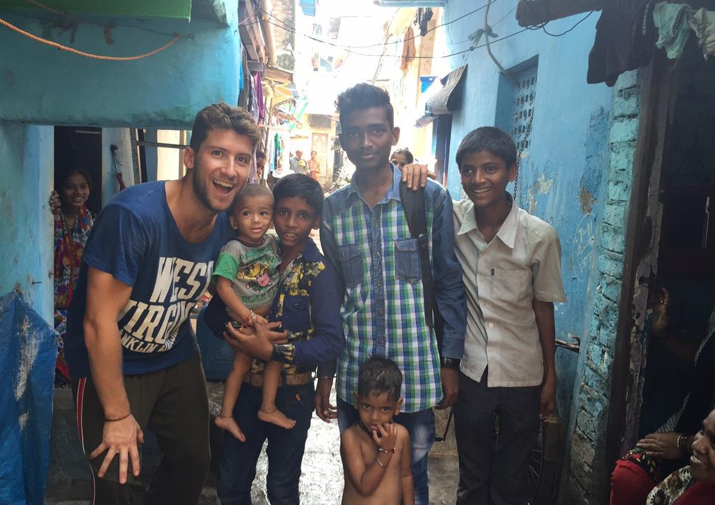 pericoherraiz's tweet photo. Gran trabajo @GinesMartiinez proy. #footballislife @_cooperacion. Conociendo la vida en los slums #Bombay #India. http://t.co/oUtX6P00fs