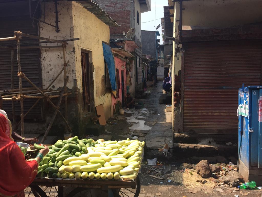 pericoherraiz's tweet photo. Gran trabajo @GinesMartiinez proy. #footballislife @_cooperacion. Conociendo la vida en los slums #Bombay #India. http://t.co/oUtX6P00fs