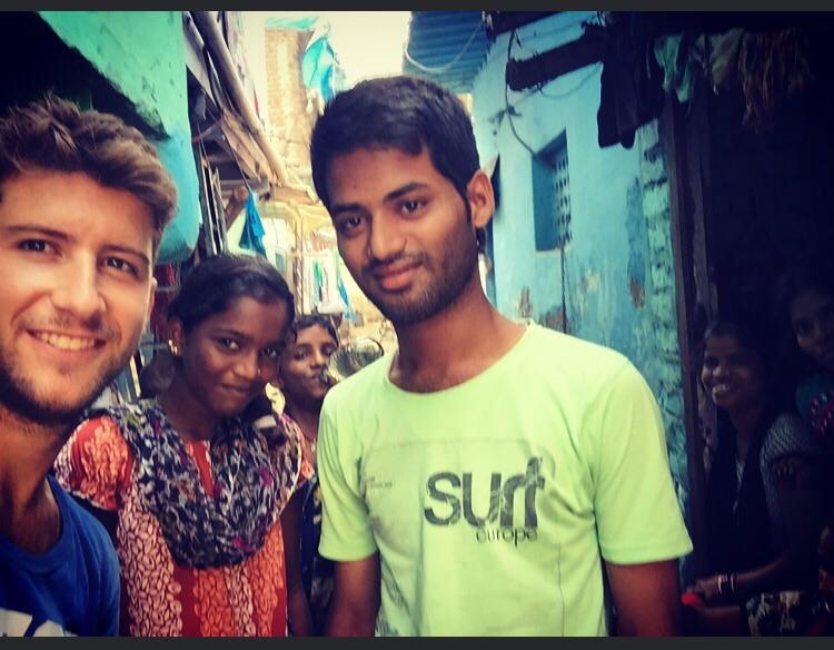 pericoherraiz's tweet photo. Gran trabajo @GinesMartiinez proy. #footballislife @_cooperacion. Conociendo la vida en los slums #Bombay #India. http://t.co/oUtX6P00fs