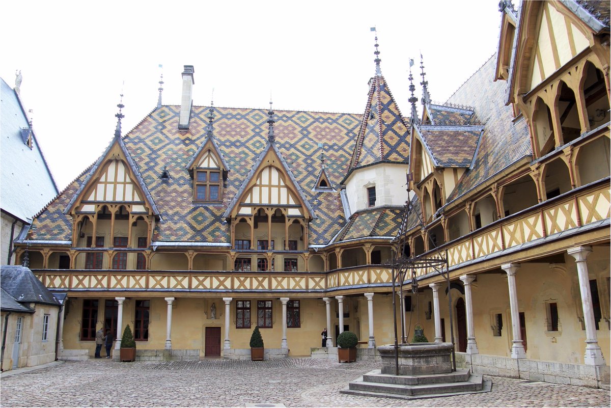 Mercure_FR's tweet photo. Une architecture atypique, des vignes à perte de vue... Savez-vous où nous allons cette semaine ? 😀🏰🍇 #enjoymercure http://t.co/3UUoNxs3cp