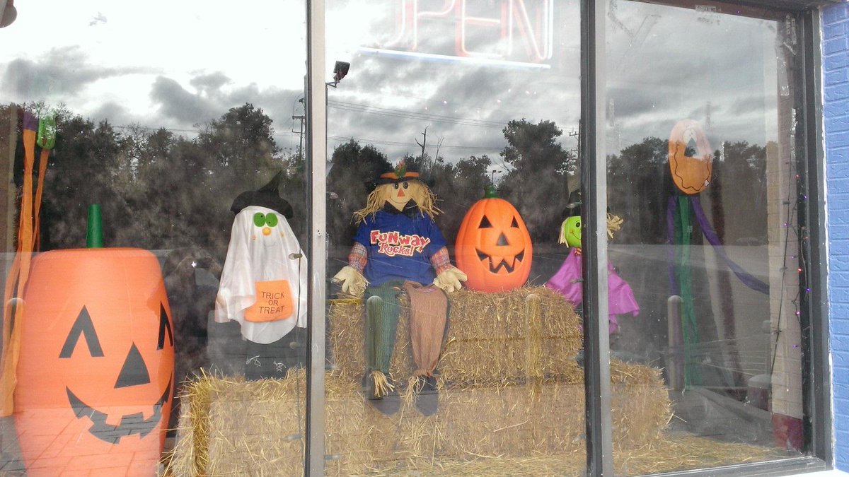Come #Checkthisout, <a href="/funwayfun/">Funway</a> #NEW window display! We are ready for #Fall and #Halloween !