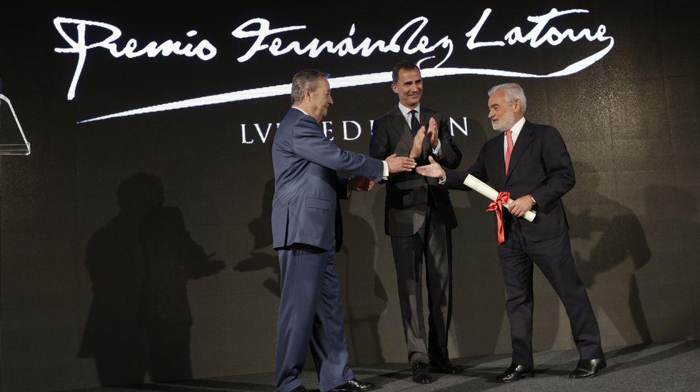 lavozdegalicia's tweet photo. ÁLBUM del #LVIIPremioFernándezLatorre | El Rey preside el acto en el Museo de La Voz: http://t.co/ZEJskCxtLy http://t.co/t7SWnu5LLN