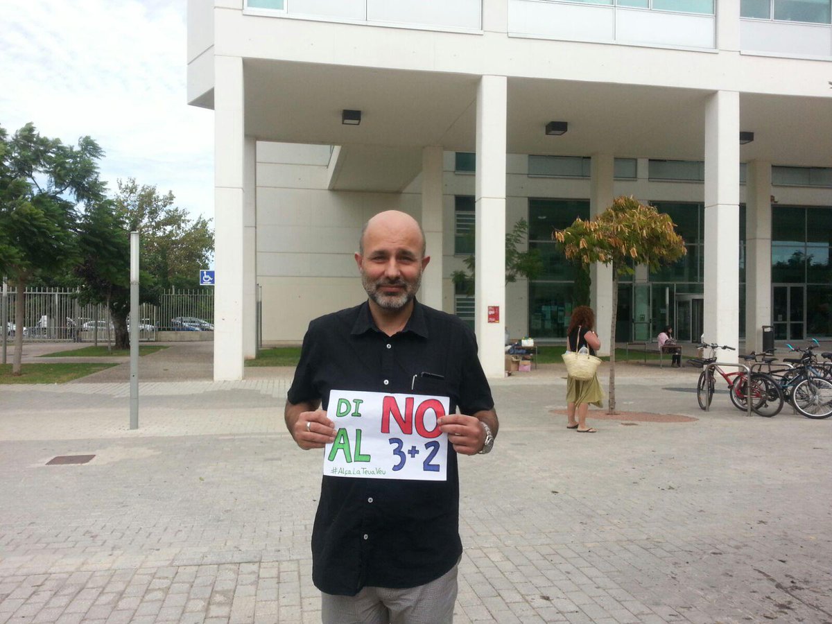 Referendum3mes2's tweet photo. El degà de la Facultat de Ciències Socials alça la seua veu dient NO al 3+2 http://t.co/iTHFlNHC0q