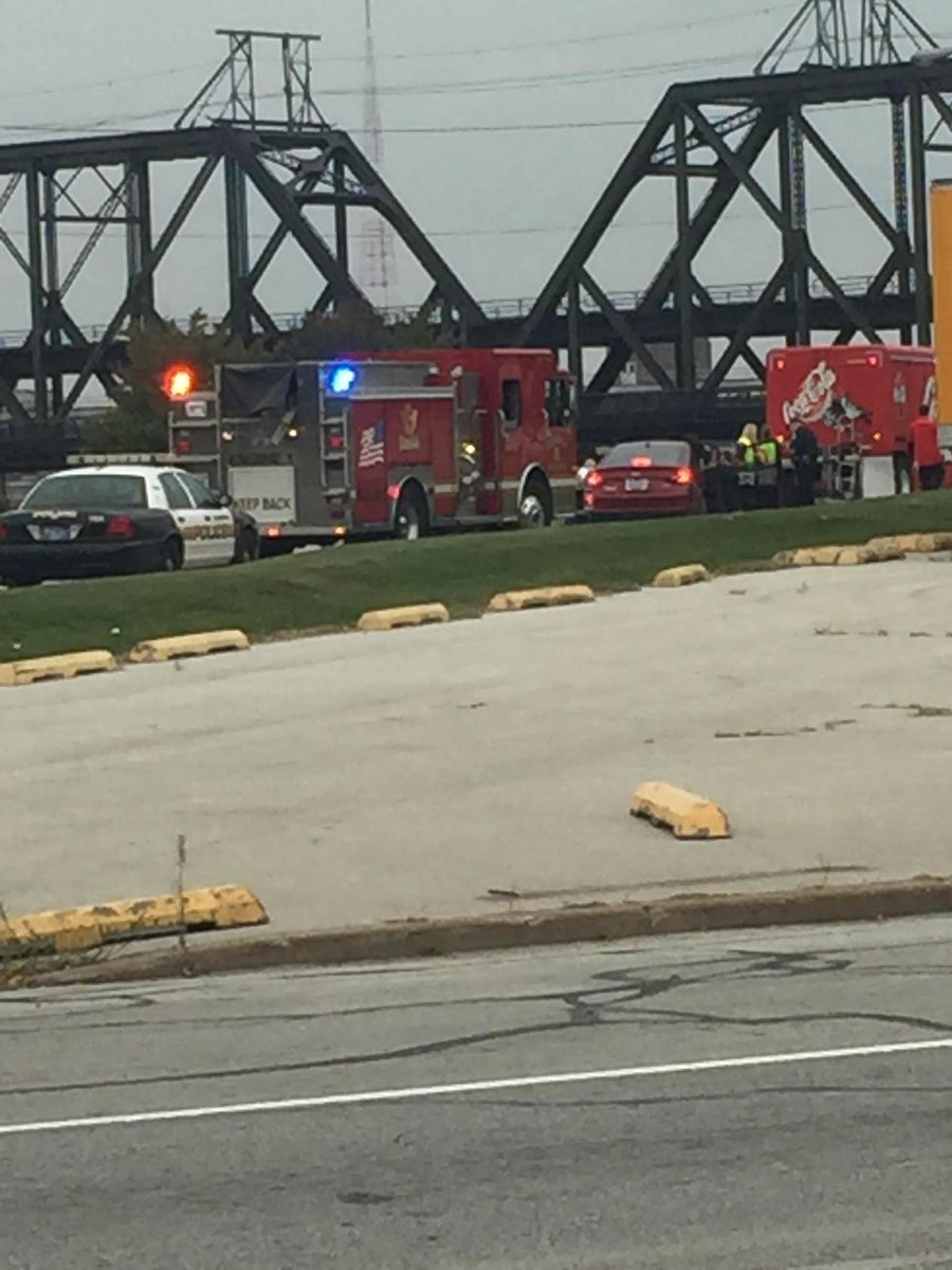 TaraBeckerGray's tweet image. Emergency crews respond to an accident on River Drive by the @qctimes building #qcttraffic