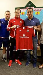 #RUGBY #FOOT Quand <a href="/MorganParraOff/">Morgan Parra</a> et le Gallois Gareth #Bale se rencontrent... :) #XVdeFrance #RWC2015 <a href="/MetzRugby/">RC Metz Moselle Off.</a>