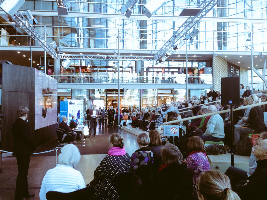 i_kerminen's tweet photo. Luentoa kriisiuutisoinnista Sanomatalolla. Ajankohtainen aihe, kiinnostavaa keskustelua, kiitos! #kriisipuuroa http://t.co/hsBEWzasUW