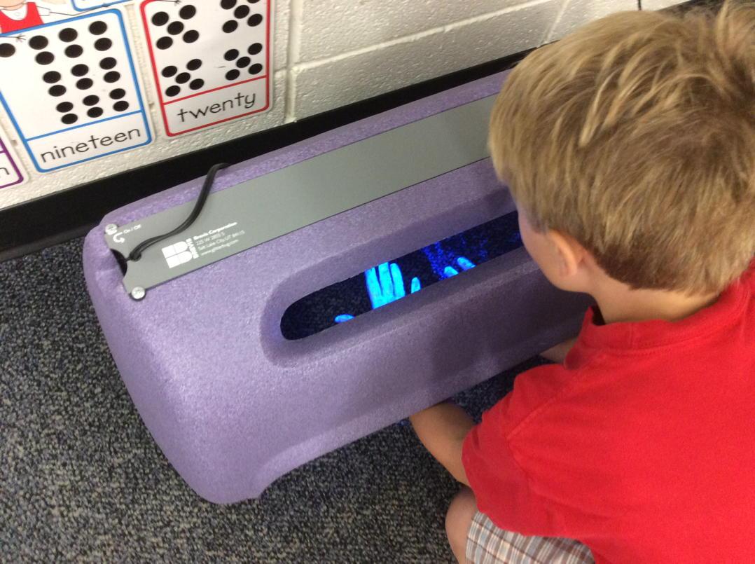 nursenancytw's tweet image. Hand washing lesson in Mrs Goudy's. #goodbyegerms #smsd512