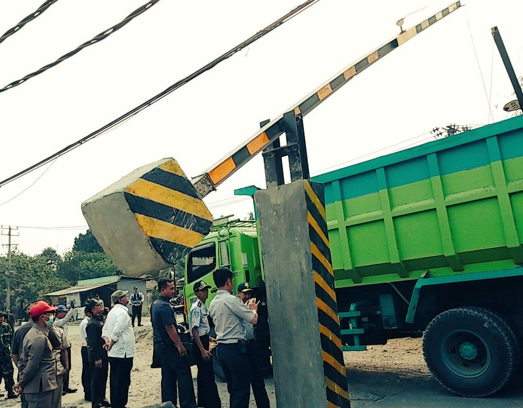 Deddy_Mizwar_'s tweet photo. Portal 3,2 meter ini tutup pukul 16.00-19.00 &amp; 6.00-9.00
Hny akan dibuka utk DAMKAR dan truk sampah #Parungpanjang http://t.co/NWGkr1xjaU
