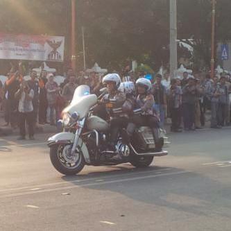 GIAT SAFETY RIDING POLDA JABAR.ikc Cirebon menyaksikan atraksi polwan dgn moge patwal di jL.Siliwangi kota Cirebon