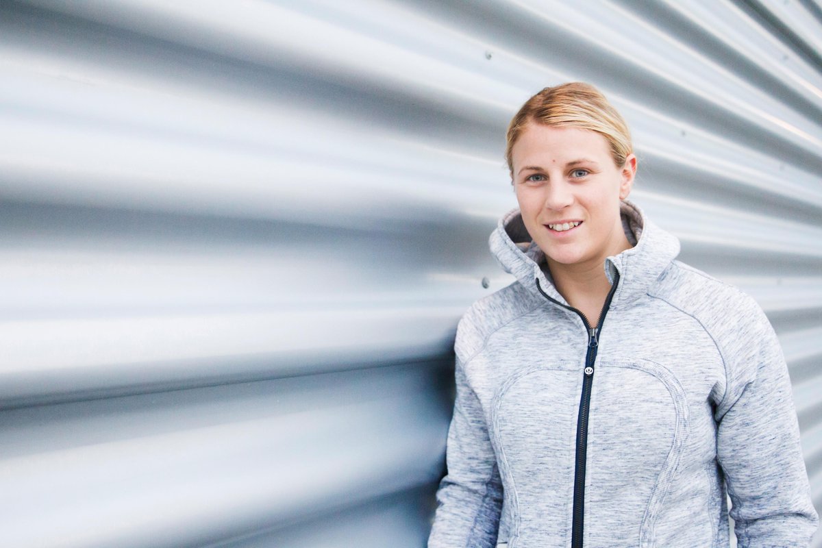 "Jag har ett ansvar mot de yngre tjejerna att inte sluta med hockeyn". Läs om Jenni Asserholt oneonone.se/reportage/jenn…