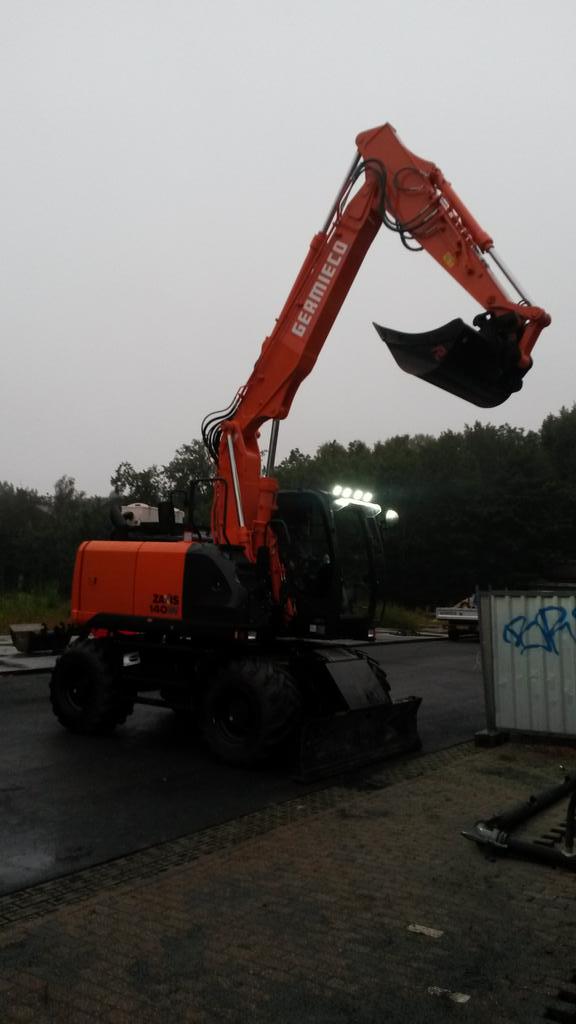 Nieuwe #Hitachi ZX140W-5 van #Germieco aan het werk op #Hembrugterrein in #Zaandam